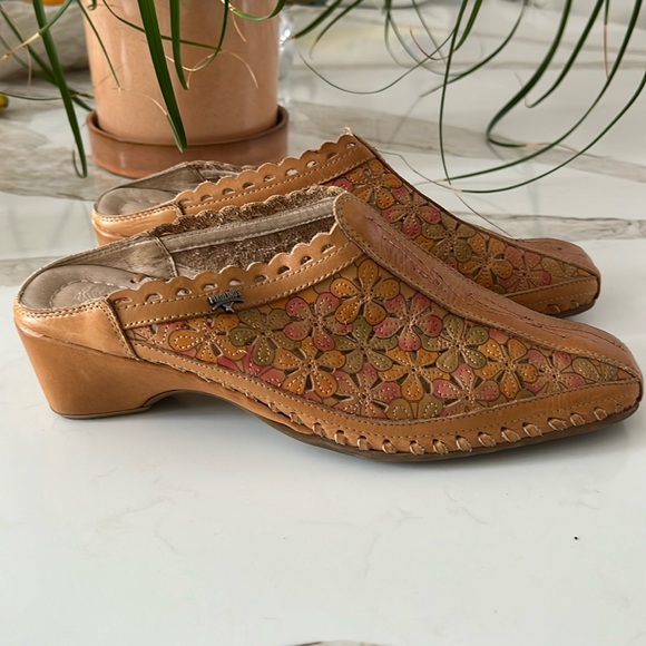 VGUC Pikolinos Romana tan with pink & green floral appliqué low heel mules - Picture 1 of 8
